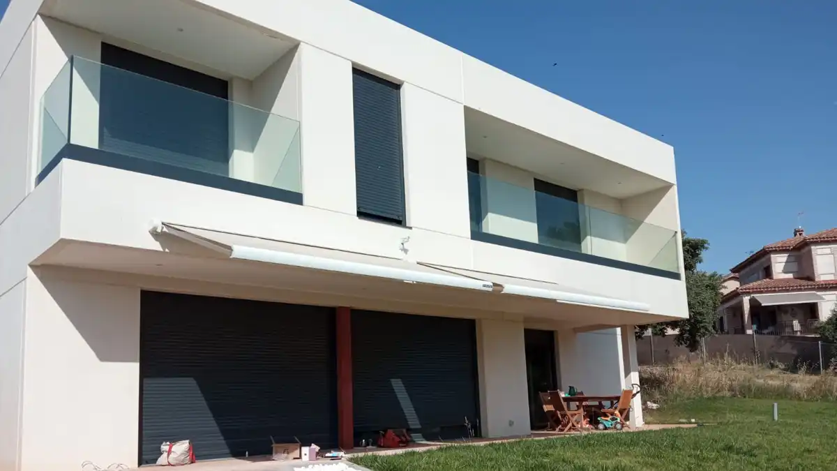 Consejos clave para elegir e instalar un toldo domótico